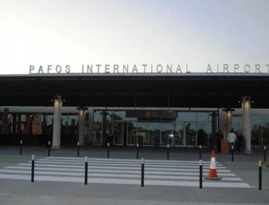 Πάφος: 67χρονη μεθυσμένη τουρίστρια έφερε τα «πάνω- κάτω» στο αεροδρόμιο- Επιτέθηκε σε αστυνομικό